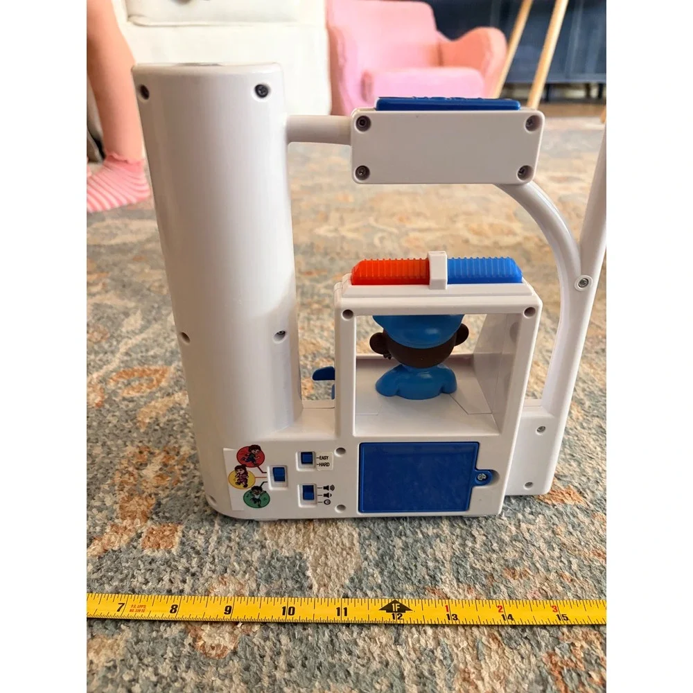 Move2Play Red Light Green Light Motion-Sensing‎ Kids Game Station Toy